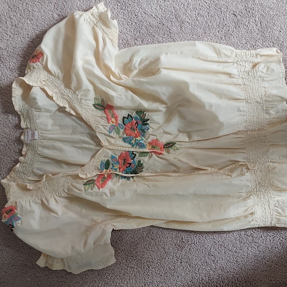 Sundance - yellow women's short sleeve blouse. Size Large